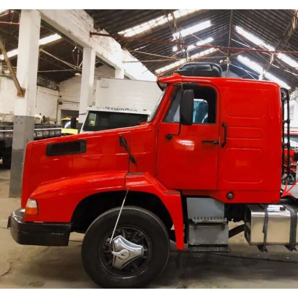 Saia Cabine Curta Em Fibra Para Caminhão Volvo NL Lado Esquerdo