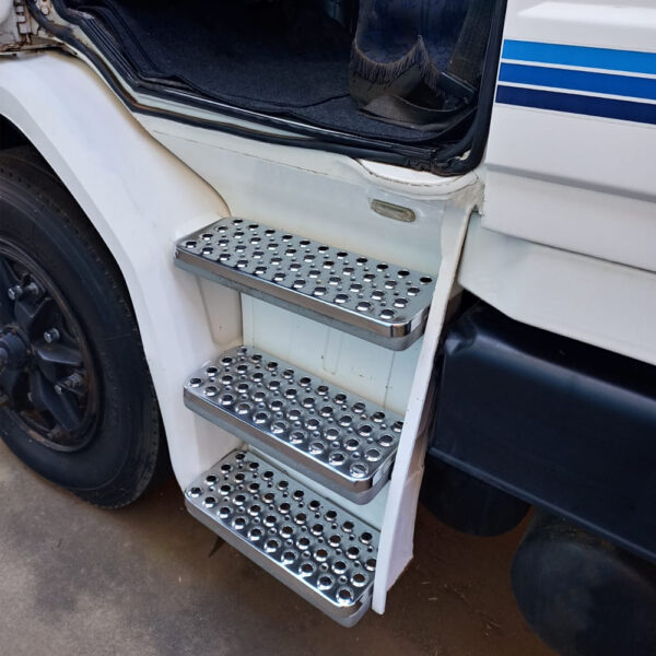 Kit Estribo Pisante Cabine Cromado para Caminhão Scania T 112 / 113 / 142 / 143