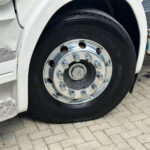 Par Sobre Tampa Cubo Cromada Dianteira para Caminhão Scania 2008 2009 Fixação Rosca