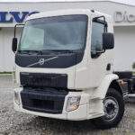 Aplique Inox Coluna Tampa Caixa Bateria para Caminhão Volvo Vm após 2021 com Repuxe