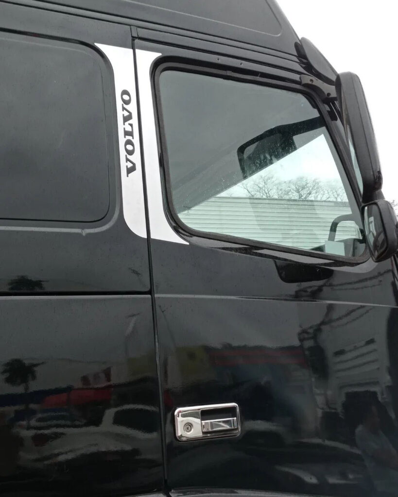 Par Aplique Inox Coluna da Porta para Caminhão Volvo FH / FM / NH Até 2014