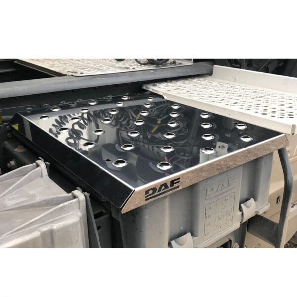 Acabamento Inox Tampa Antiderrapante Caixa Bateria para Caminhão DAF XF 2013 á 2019